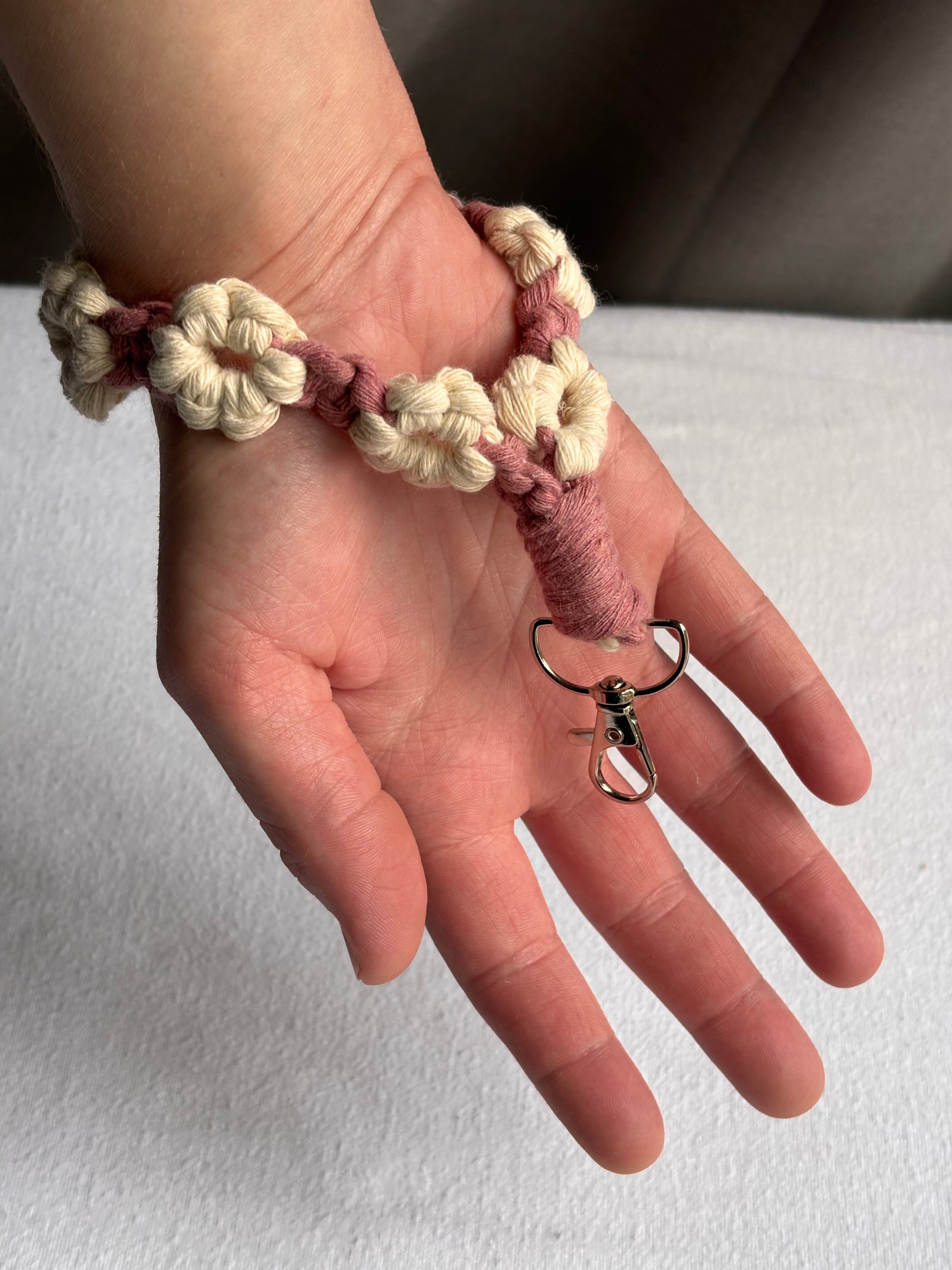 White Daisy Wristlet Keychain